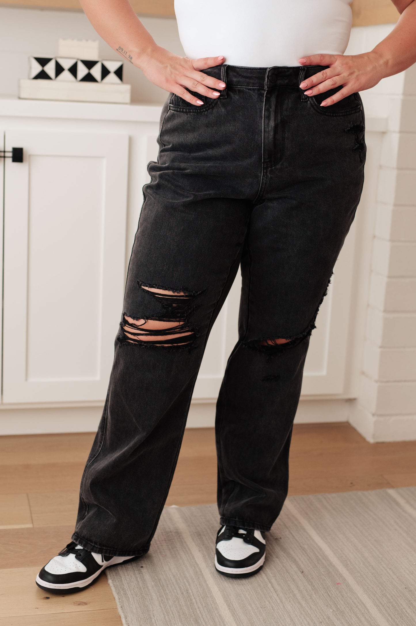 Susannah High Rise Rigid Magic 90's Distressed Straight Jeans in Black